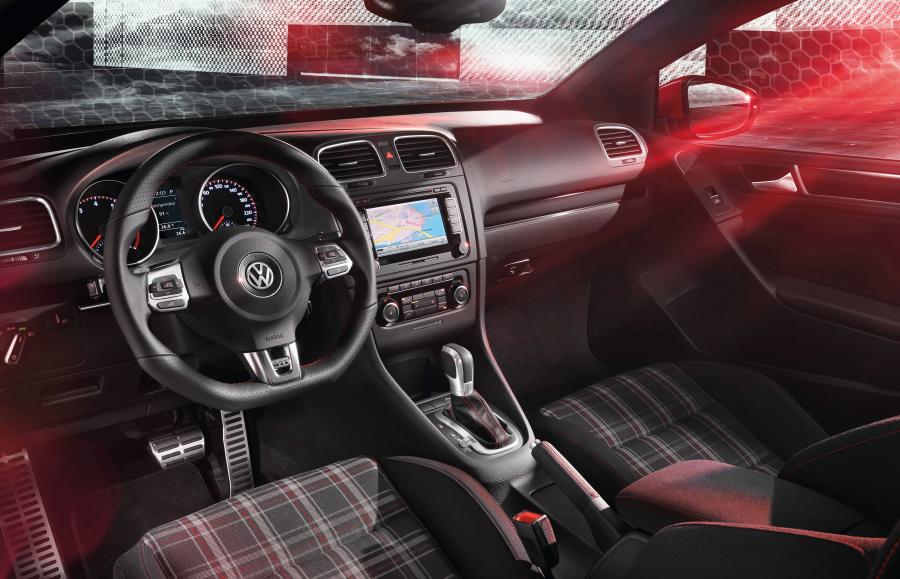  Volkswagen Golf GTi Cabrio 2012 года  (фото 2 из 61)
